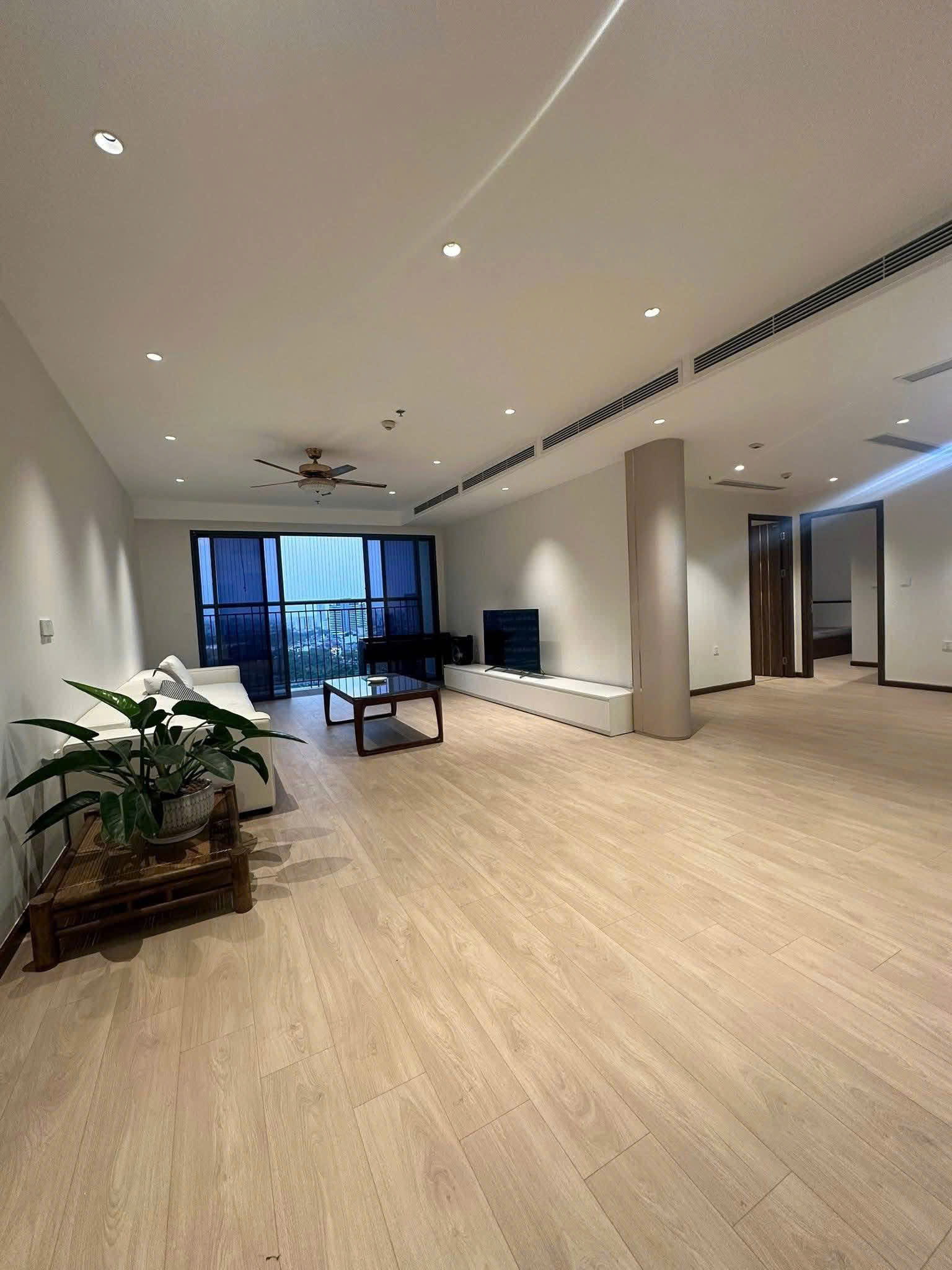 Cho thuê căn 3 ngủ 2WC tòa N03T3 - DT: 130m2 tầng trung view công viên - Full đồ Ngoại Giao Đoàn