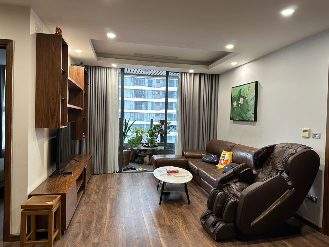 Cho thuê căn 4PN/3WC tầng trung tòa N01T8 - DT: 136m2 full nội thất Ngoại Giao Đoàn