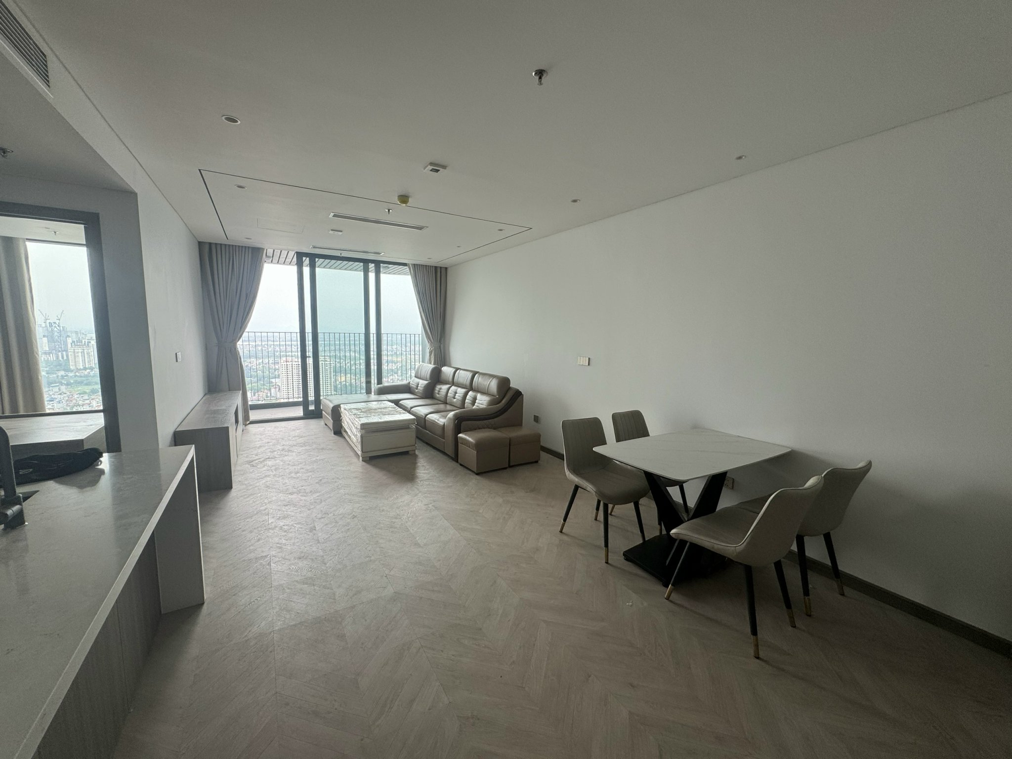 For rent: 3-bedroom apartment with neutral tones located at N01T6 Diplomatic Corps.